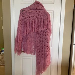 NWOT Crocheted pink shawl with fringes, Grannycore